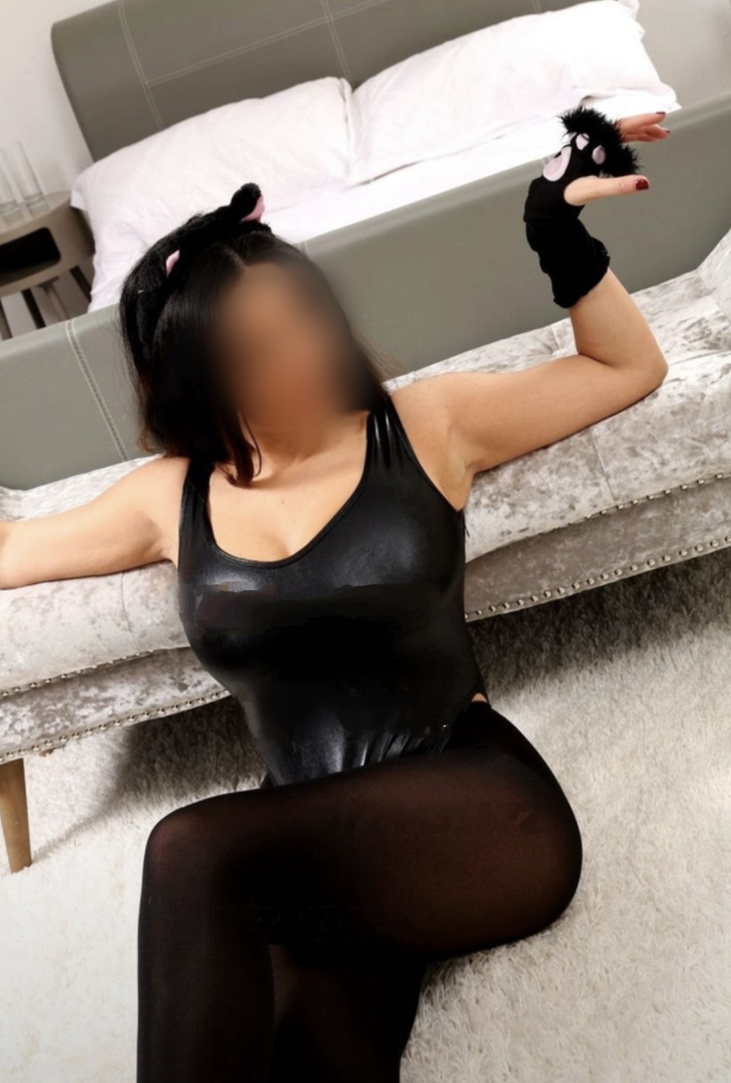 Escorta Sex - Top escorta bruneta titrata, cu experienta, o fire placuta, calma si rabdatoare ofer companie, masaj de relaxare si terapeutic in conditii de lux.  Detalii la telefon.  - Telefon: 0721357874 
