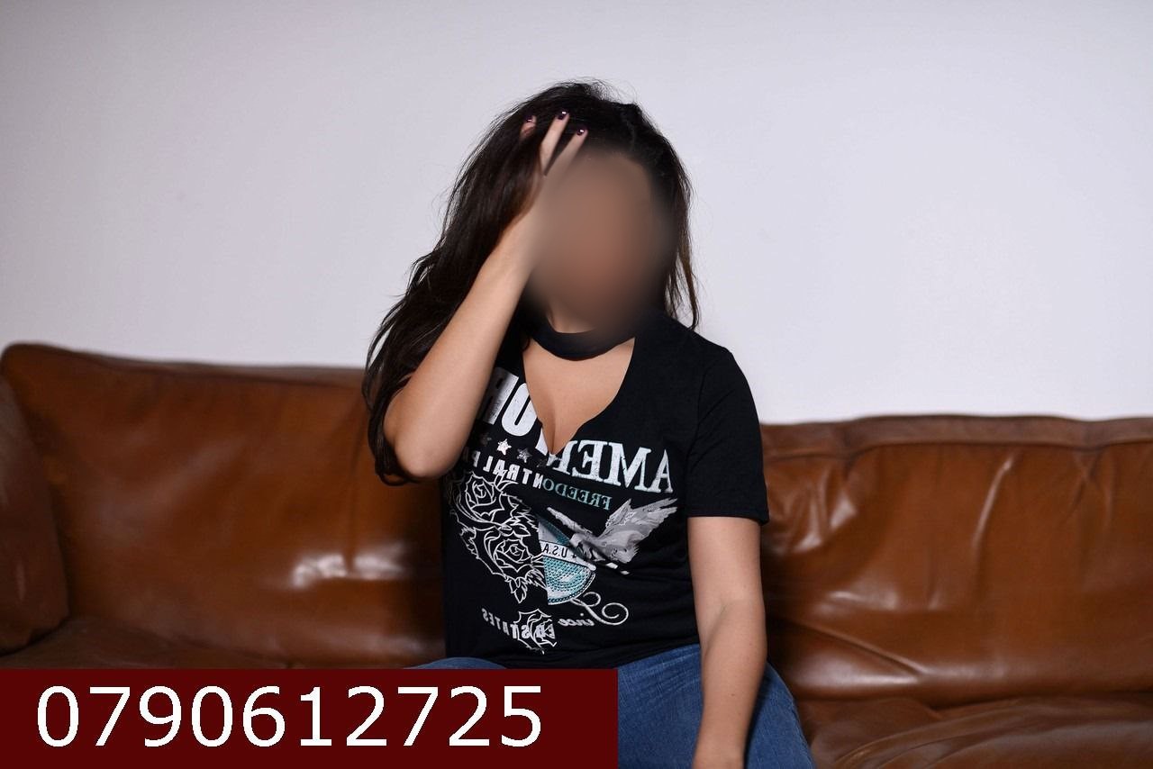 Escorta Sex - Top escorta bruneta titrata, cu experienta, o fire placuta, calma si rabdatoare ofer companie, masaj de relaxare si terapeutic in conditii de lux.  Detalii la telefon.  - Telefon: 0790612725 