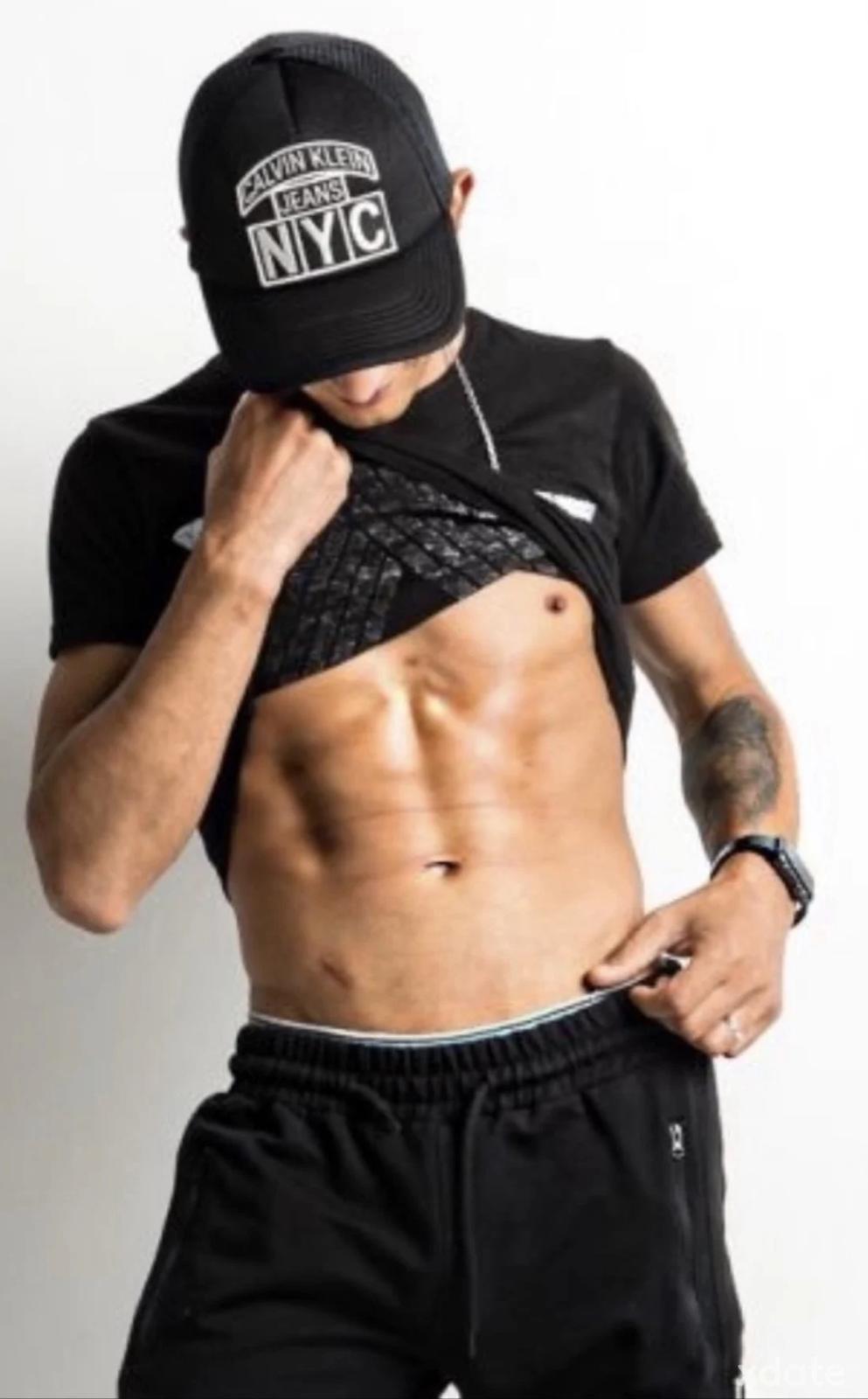 Escorta Oras: Bucuresti - Escorta Telefon: 0771215116 -  Servicii Escorta : Salut, ma numesc David , 28 ani , cu locatie .  Va ofer masaj de relaxare erotic si multe alte fantezii, trebuie doar sa fi decis ce vrei! Nu raspund la numere private ! Nu trimit poze xxx! Cei ce au pofta de caterinca vor fi blocati! Mai multe detalii va astept la telefon sau whatsApp! Multumesc