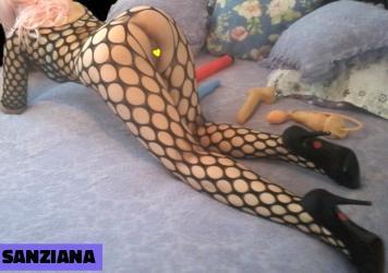 Bucuresti - Escorta Sexy - Sunt mama vitrega periculos de sexy in compania careia viata bate filmul si care te orgasmeaza mental ori de cate ori isi face aparitia.  Azi mami are pofta de banane si te trimite la cumparaturi.  Mamei ii plac bananele, iar tie iti place sa o privesti cum le tine in mainile ei fine, cum se joaca cu degetelele de-a lungul lor, cum le decojeste si mananca si uneori le scuipa mestecate in gura ta sau te invata sa le sugi.  O sa imi plimb banana printre labiile alunecoase si apoi o sa iti dau sa papi! Daca esti un baietel cuminte si ascultator, noaptea poti dormi in brate la mami.  O sa mergem impreuna si in vacanta la munte unde ne vom plimba cu bicicletele, iar eu o voi calari cu blugii decupati la fund, sa am tot fundul afara, ca tu sa te bucuri de priveliste.  Daca nu esti cuminte, iti pun ventuze pe fund si am sa ti-l inrosesc cu ele, de nu o sa mai poti sta pe scaun! Pot fi tandra, afectuoasa, dar si severa, disciplinatoare.  Sunt stapana/ dominatoarea Sanziana si abordez toata aria bdsm.  Ofer si masaj profesional sau sesiuni de fetisuri, feminizare, umilire, incornorare, ori instructiuni de masturbare la telefon. 