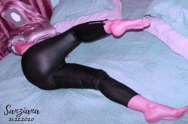 Bucuresti - Escorta Sexy - Muls, tachinat, frecat intre talpi.  Raspund afirmativ invitatiei tale la o cina atipica, excitanta pentru un orgasm atipic, controlat de talpile mele fine cu sau fara nylon, pe sub masa.  Tu vei servi la cina in mod expres sampania din pasarika mea si propria ta sperma de pe picioarele mele, fesele mele sau de pe sanii mei.  Imi voi baga cate un deget in pasarika si ti-l voi da sa il sugi in timpul cinei.  Imi voi intinde picioarele pe masa, sa imi savurezi si sugi fiecare deget.  Iti voi baga o mana in pantaloni si voi incepe sa te strang usor de oua si sa te masturbez.  Imi voi da jos chilotii, ti-i voi pune in farfurie, iti voi impinge capul spre ei si te voi baga cu fata in ei, sa ii mirosi! Pentru mine vei cumpara o bautura fina.  Iti voi da cate o inghititura din ea si tie direct din gura mea dupa ce voi sorbi din ea.  Ma voi intinde pe masa si te voi pune sa lingi de pe mine frisca.  Te voi masturba, plesni, scuipa peste scula, iti voi da suturi in ea pe sub masa sau intinsa pe masa pana ma vei improsca cu sperma dupa care te voi pune sa ma cureti cu limba! Sunt stapana Sanziana, o dominatoare creativa si dezinvolta care stie cum sa se joace cu mintea ta si cu simturile tale.   Calatoria ta personala pe taramul femdom are nevoie de un ghid/ antrenor personal experimentat, ca mine.  Scot la suprafata cele mai umilitoare, submise, bizare, excentrice, vicioase, perverse, masochiste parti din tine.  Suna-ma pentru orice fantezie atipica ai!