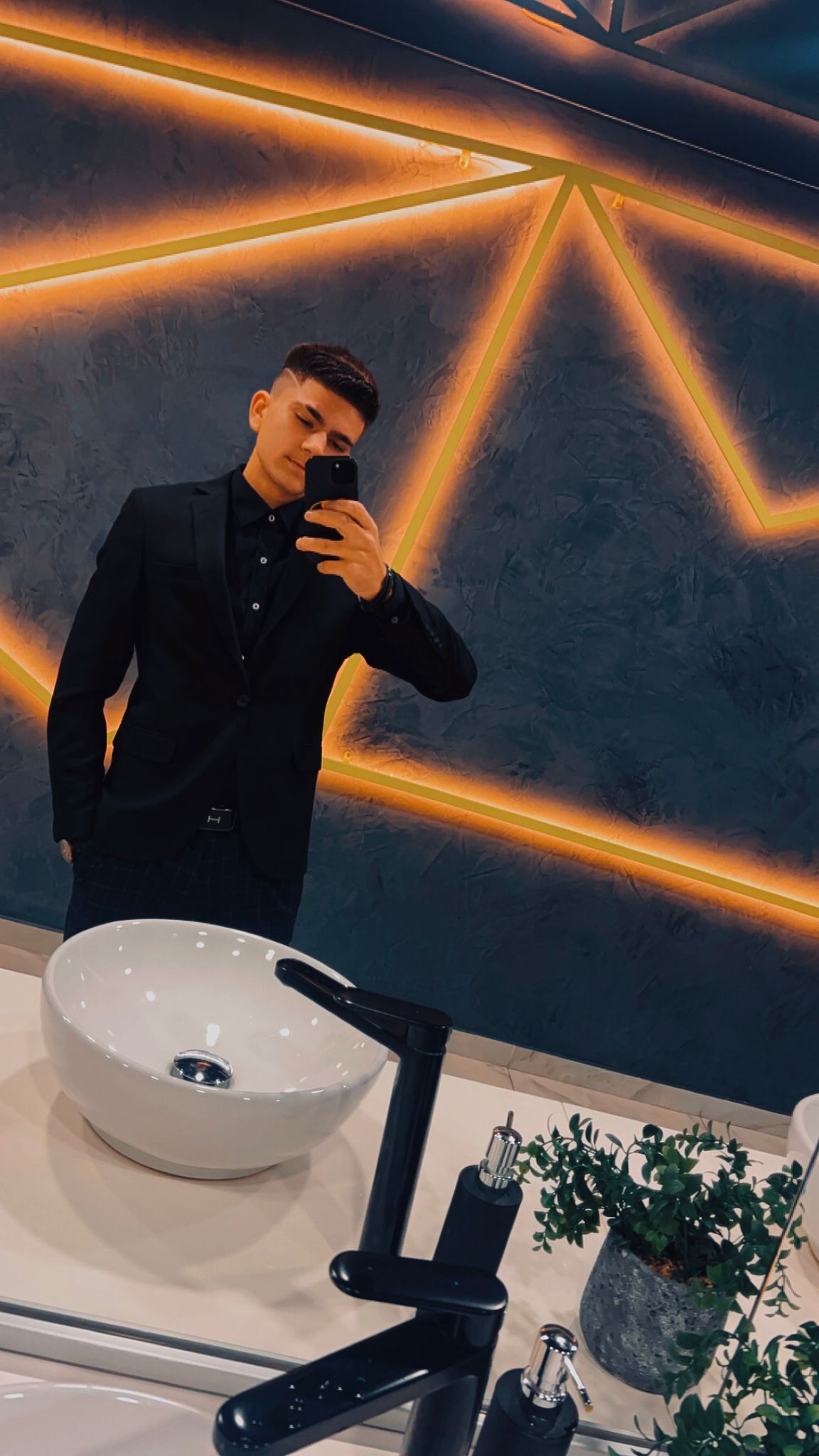 Escorta Oras: Târgoviște - Escorta Telefon: 0766722920 -  Servicii Escorta : Tânăr îngrijit și atent la detalii ofer companie și momente de neuitat doamnelor și domnisoarelor