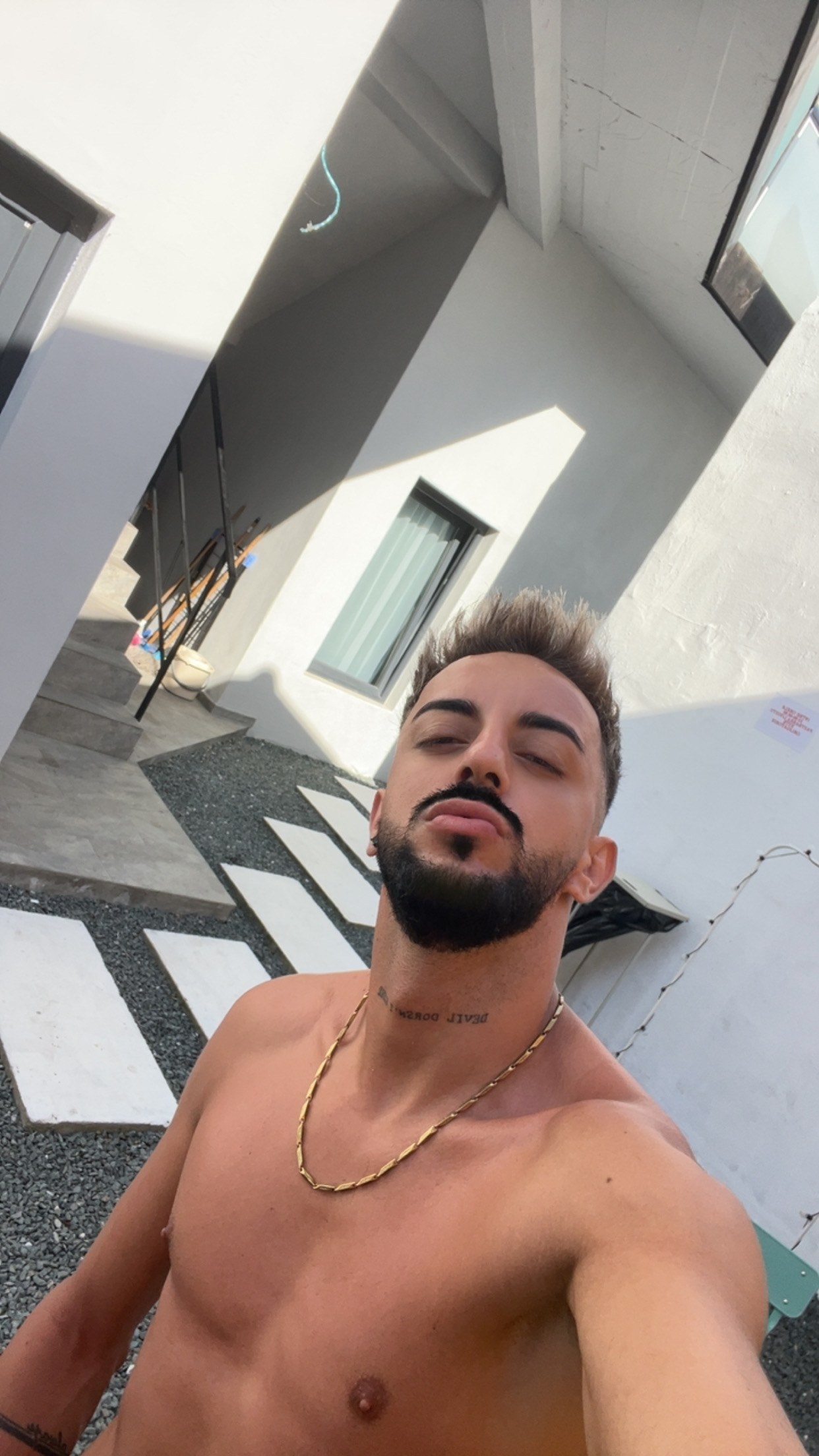 Bucuresti - Escorta Sexy - Salut! Sunt o persoana discret, serioas si respectuos.  Caut intalniri fara complicatii, cu persoane mature, fie barbati, fie femei, care apreciaza discretia si bunul simt.  Daca esti interesat(a), scrie-mi cateva detalii despre tine.  Raspund cat pot de repede.  Rog doar persoanele serioase sa ma contacteze. 