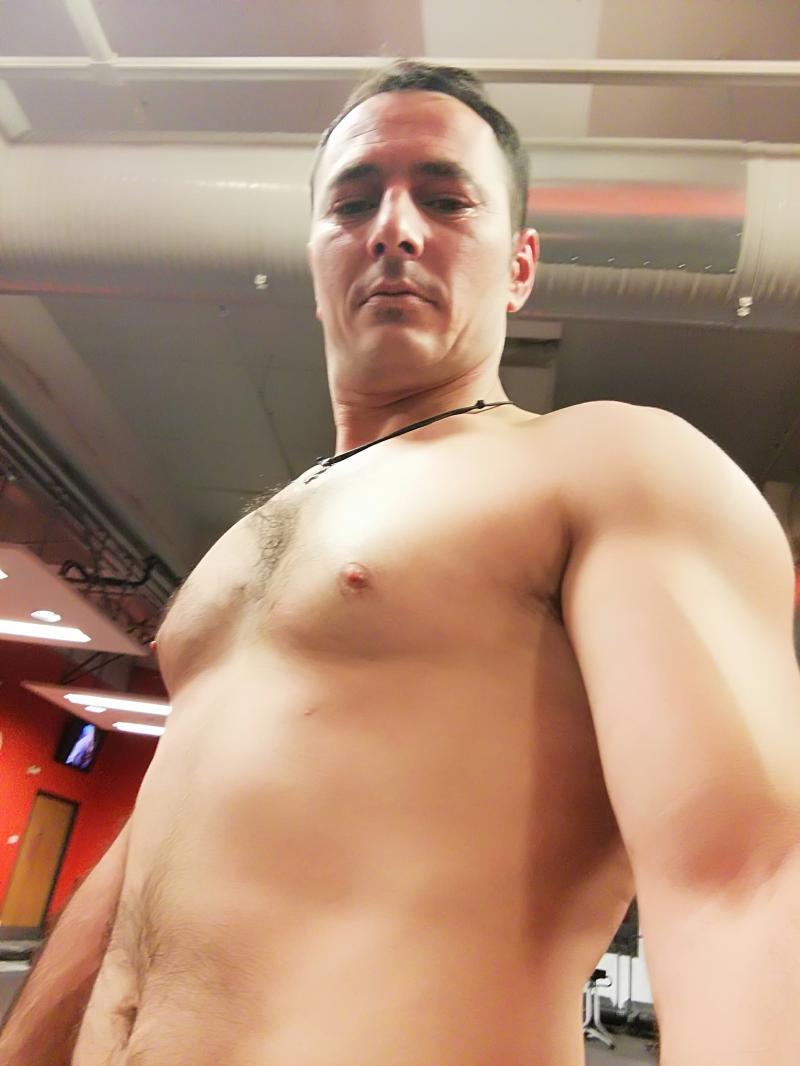 Escorta Sex - Bărbat activ ofer masaj și companie intimă tuturor interesații - Telefon: 0767505260 