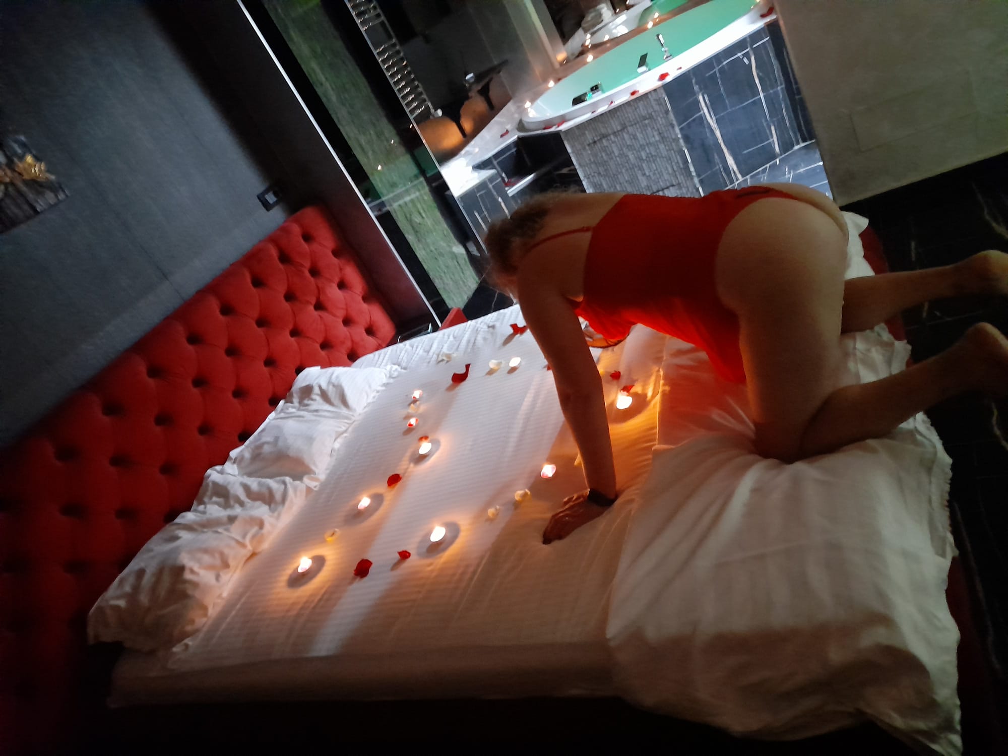 Escorta Sex - Escorta senzuala iti pot oferi companie, suntem cuplu soț si soție vă asteptam să va descoperiți cele mai ascunse fantezii si secrete suntem deschisi si naturali.  .  .  .  .  masaj de relaxare, intr-o ambianta placuta, clipe linistite la domiciliul meu sau al tau.  Astept domni seriosi si manierati.  Detalii la telefon - Telefon: 0757604541 