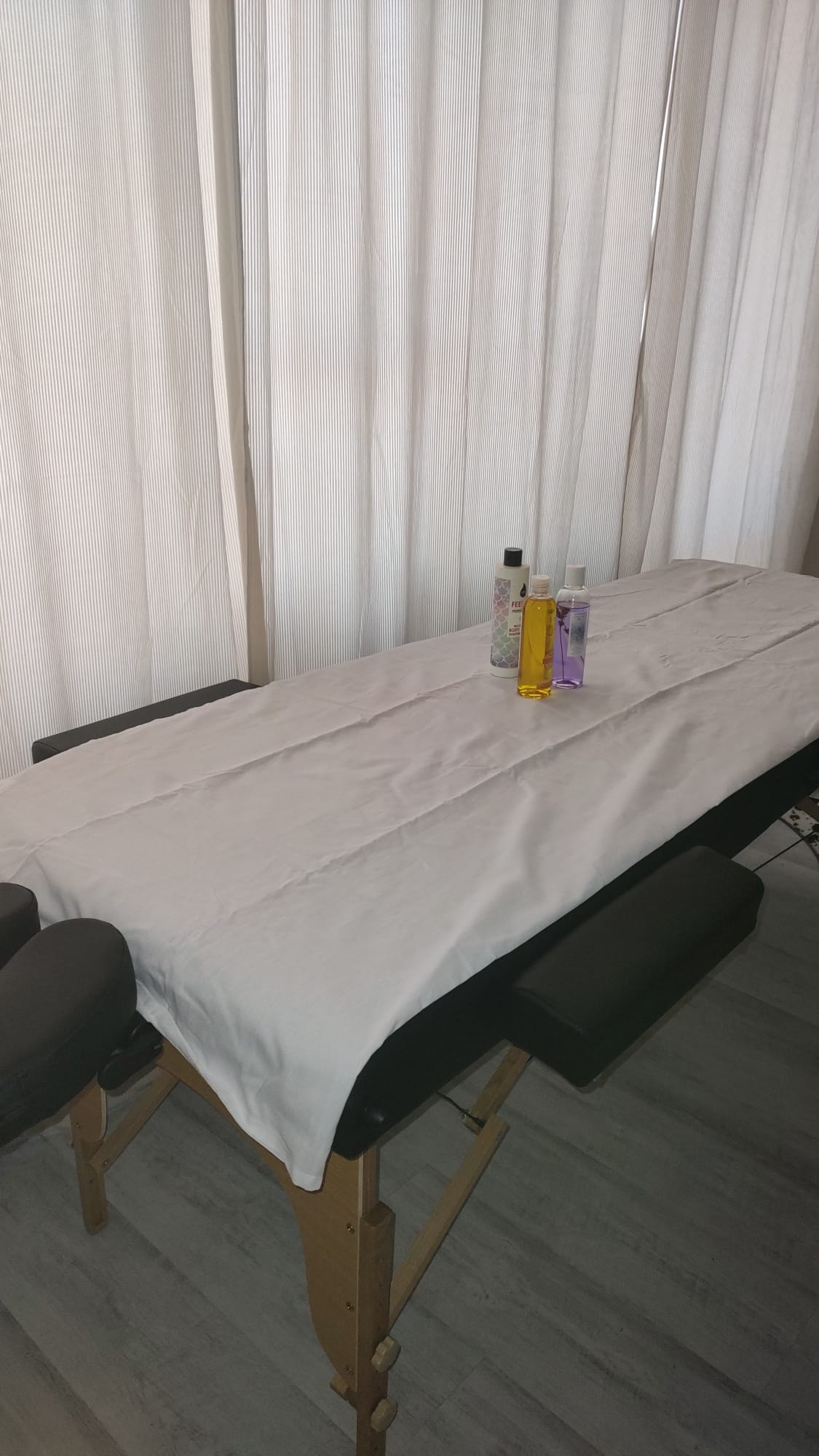 Bucuresti - Escorta Sexy - Ofer masaj erotic si de relaxare profesional barbatilor , chiar si insurati, masajul se face pe masa de masaj cu uleiuri profesionale, muzica de relaxare ai posibilitatea de a face dus inainte si dupa.  Discretia si igiena este pe primul loc.  Doar persoane serioase.  Nu deranja inutil.  Pentru mai multe detalii scrie pe whatsapp sau suna la numarul afisat. 