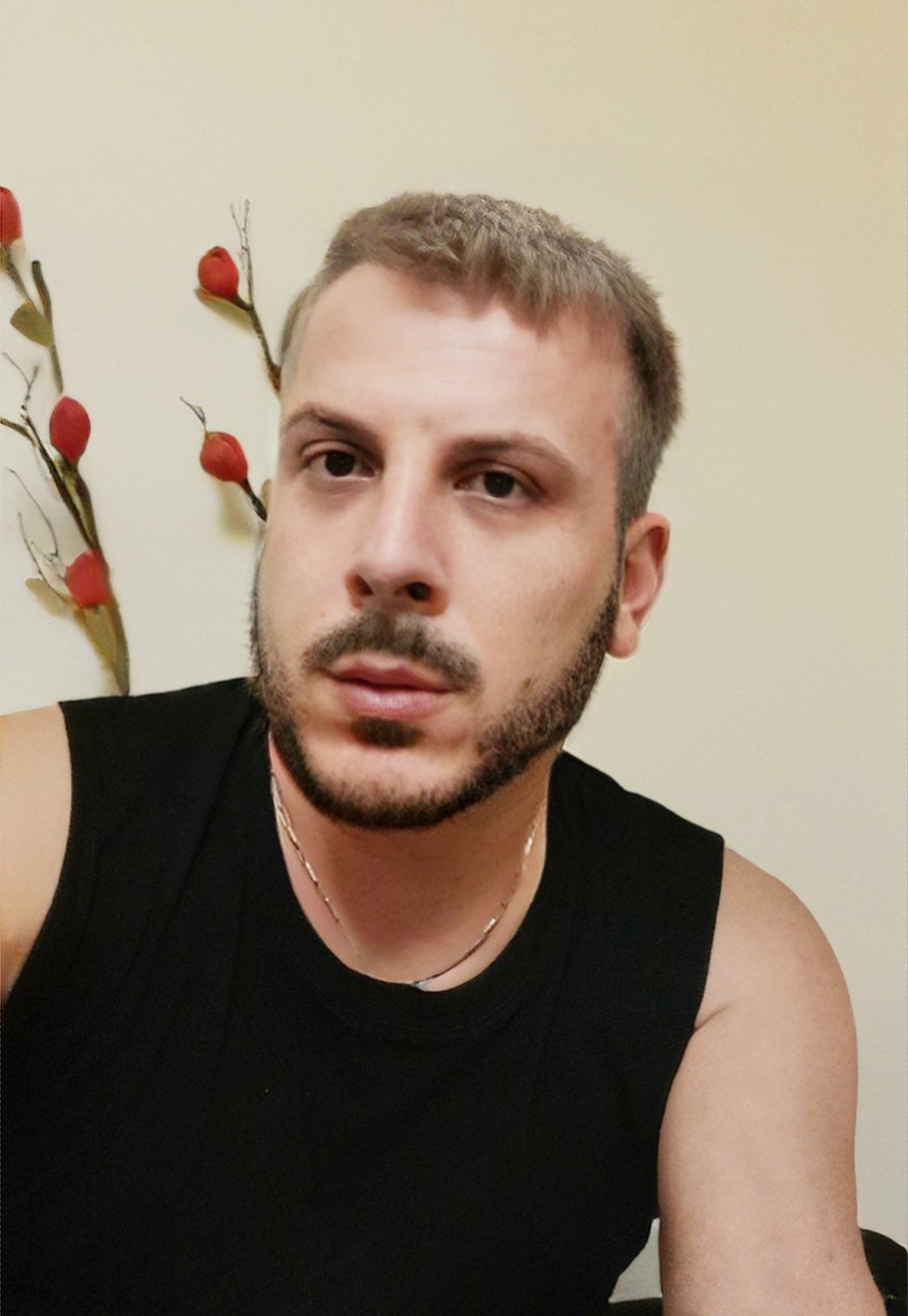 Bucuresti - Escorta Sexy - Barbat ACTIV usor versatil cu experienta in domeniu ofer clipe de tandrete ca parte activa si verstil domnilor dornici ce experiente noi cu un barbat cu experienta ce-ti poate pune la dispozitie clipe unice relax.  Disponibil mai mult in timul zile, programarea se face cu o ora inainte,