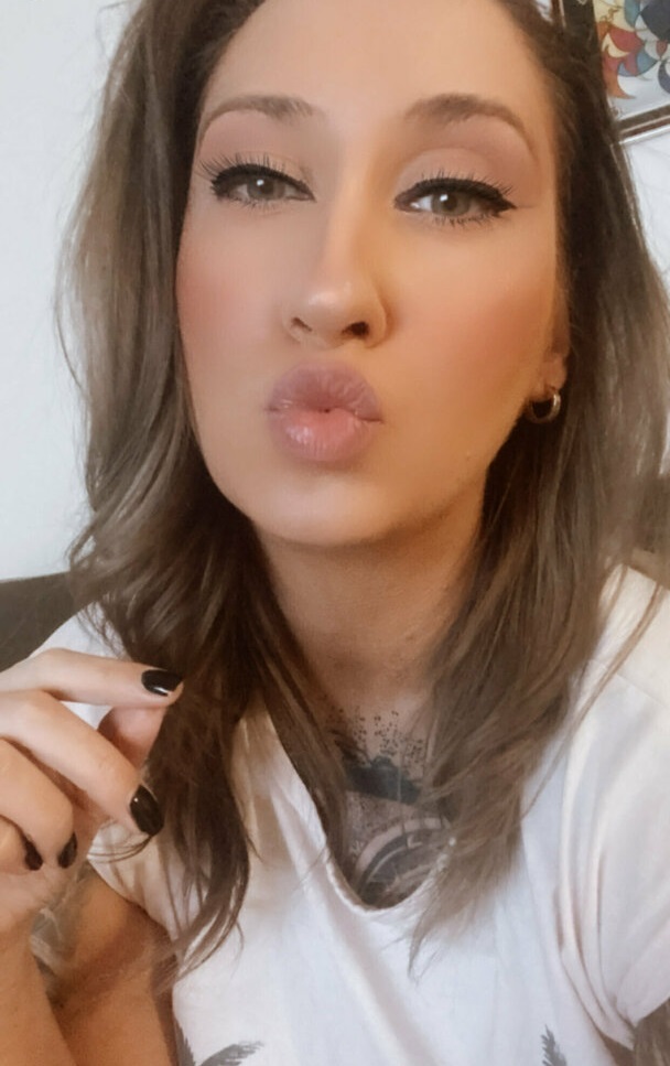 Bucuresti Toata Tara - Escorta Sexy - Daca iti place sa te uiti in timp ce ma fute prietenul meu sau atunci cand ma linge prietena mea, te accept si pe tine! Suna-ma la 0906 800 866 pentru ca fanteziile noastre sunt la fel.  Sau, imi poti scrie SMS cu textul VOYEUR la nr.  scurt 1533.  Te lasam sa te uiti cat poftesti dar si sa participi.  Doar pentru adulti, tarif 1, 5 eur/sms sau 1, 9 eur/min plus tva.  non stop!